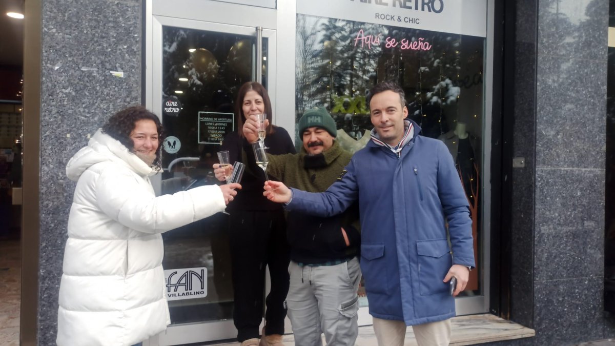 Algunos de los afortunados con el Gordo en Villablino.