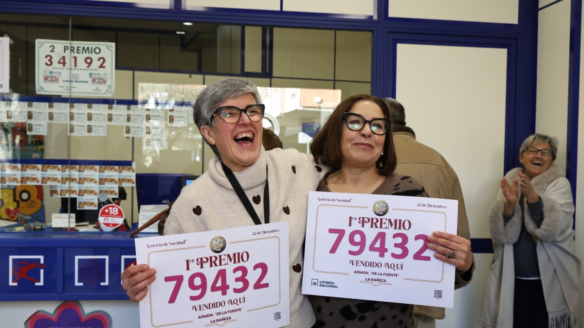 Las loteras de la administración de La Bañeza celebran el Gordo que ha regado de millones el municipio leonés. 