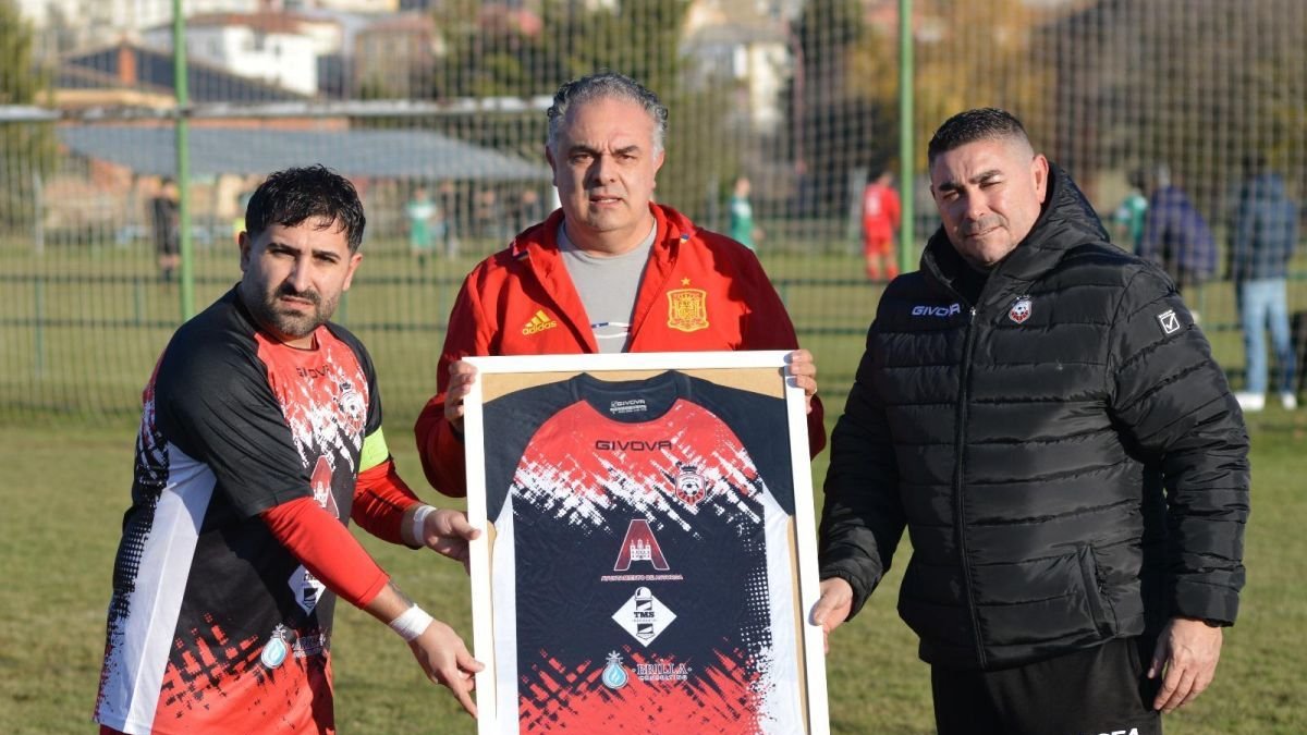 José Luis Nieto, alcalde de Astorga, recibe un cuadro de agradecimiento del club América.