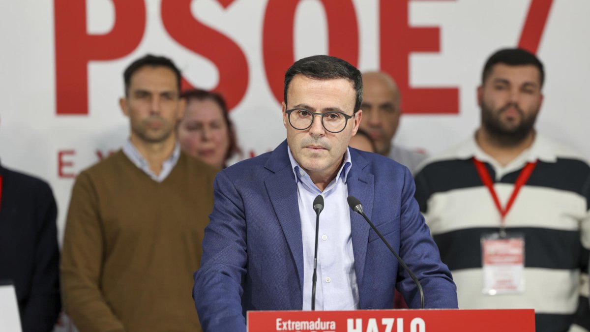 El candidato socialista a la presidencia de la Junta de Extremadura Miguel Ángel Gallardo durante su comparecencia tras conocer los resultados electorales extremeños.