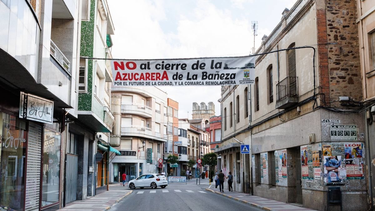 Pancarta contra el cierre de Azucarera.