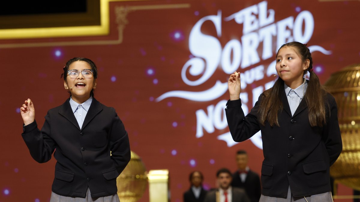 Alba Yadira Machaca e Italy Andrea Blanco cantaron el número agraciado con el premio gordo del Sorteo de la Lotería de Navidad, dotado con 4 millones de euros a la serie, 400.000 al décimo, y que este año ha recaído en el número 79.432 y que ha repartido más de 800 millones de euros en La Bañeza, Villablino, La Pola de Gordón y el bar Leonés en Marbella.