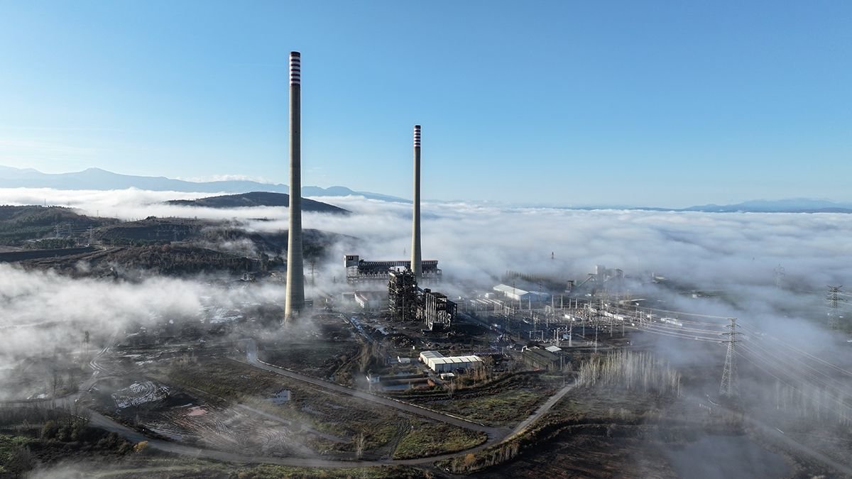 Vista general de lo que queda de la central térmica Compostilla II.