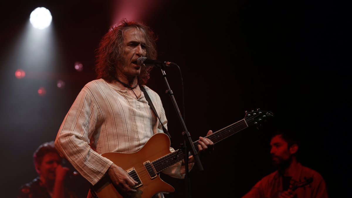 Imagen de archivo del 1 de junio de este año del músico y cantante Robe, durante su actuación en el Navarra Arena de Pamplona incluido en su gira 'Ni santos, ni inocentes'.
