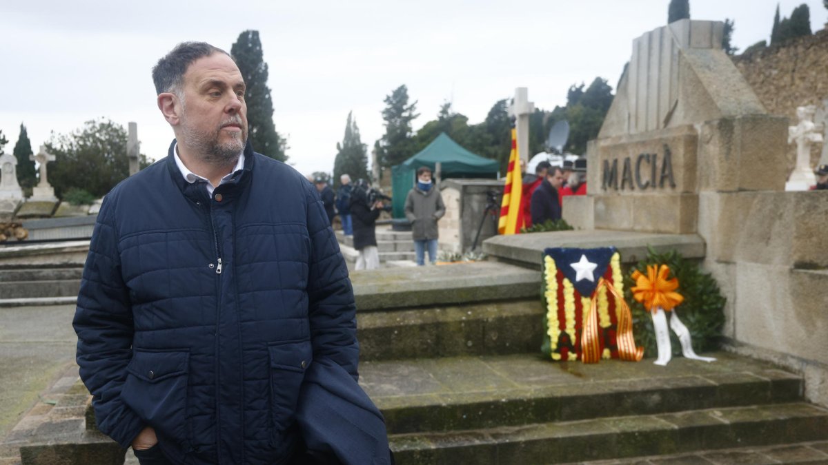 El presidente de ERC, Oriol Junqueras participa en la tradicional ofrenda a la tumba del expresidente de la Generalitat republicana Francesc Macià, fallecido el día de Navidad de 1933. EFE/Quique García.