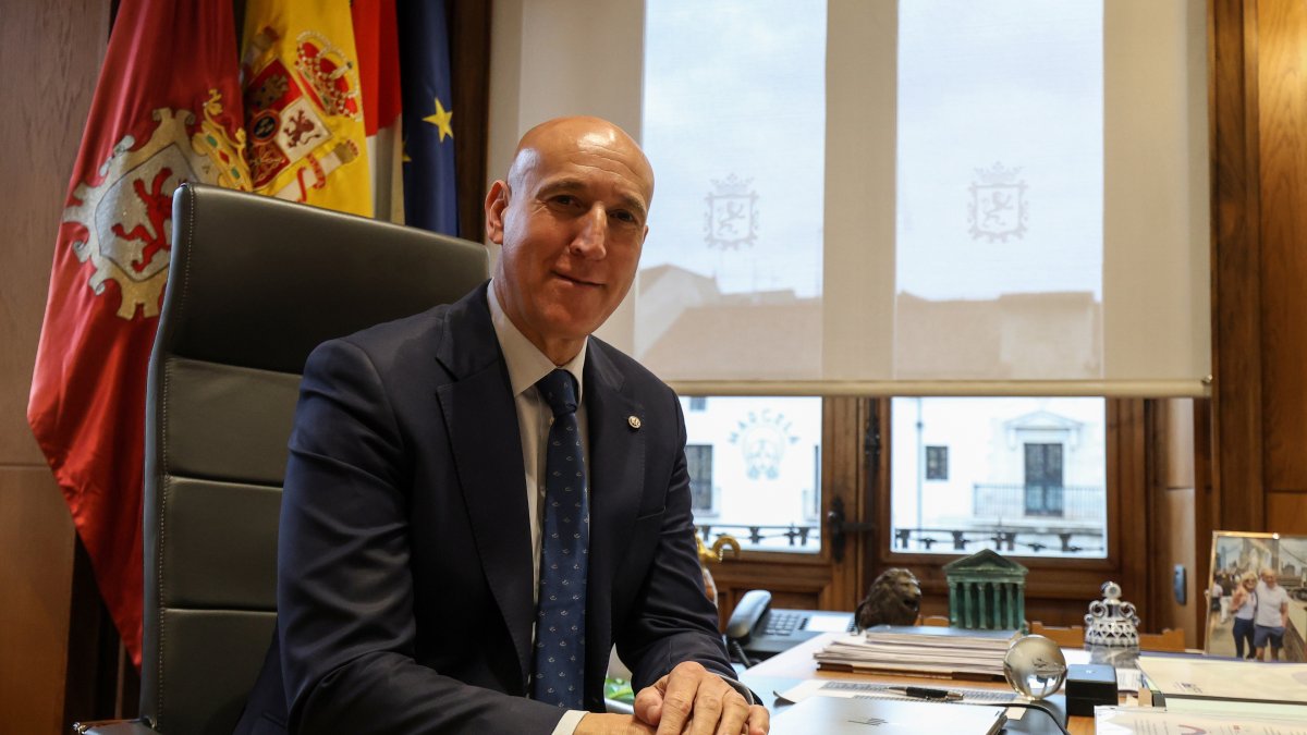 El alcalde de León, José Antonio Diez Díaz, posa durante una entrevista para Europa Press, a 10 de diciembre de 2025.