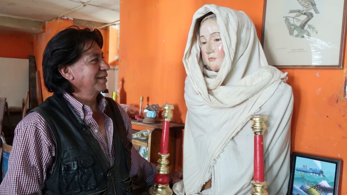 Antonio Cuesta observa una de las piezas antiguas que restaura en su taller de Quito.