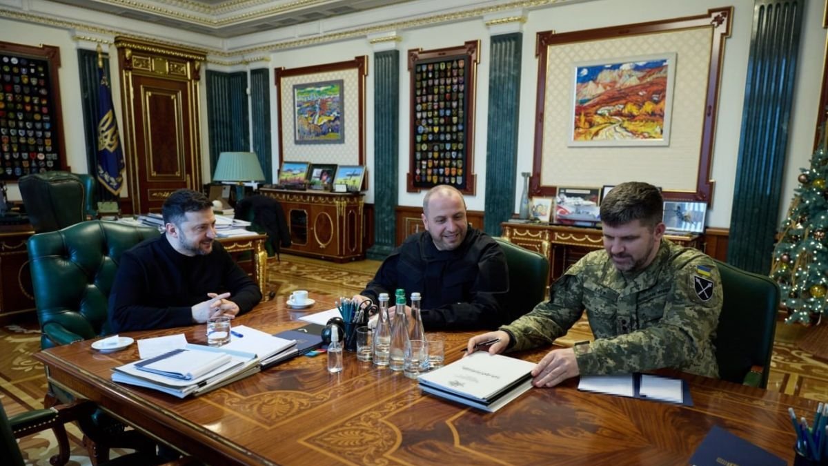 Zelenski en una reunión de Defensa.