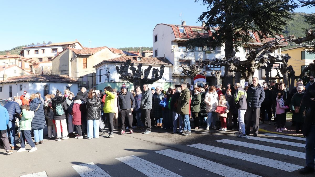 La plaza del Ayuntamiento acogió la concentración ciudadana.