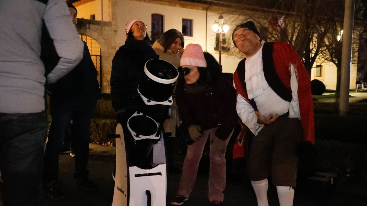 Participantes en la sesión de astronomía organizada anoche junto al hostal de San Marcos.