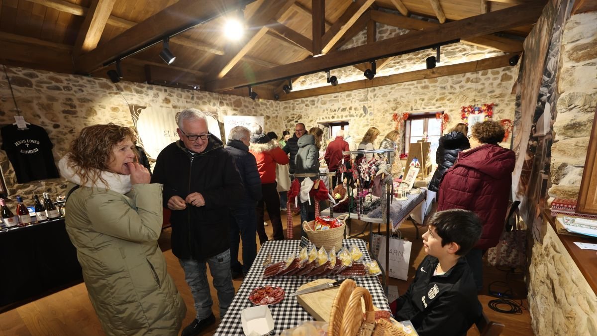 Numeroso público se acercó al mercadillo.