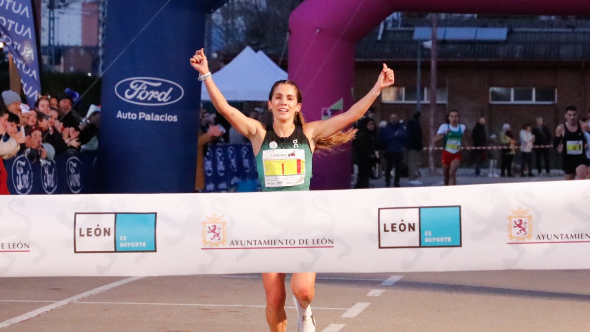 Marta García celebra su triunfo en la San Silvestre de León, el segundo consecutivo.