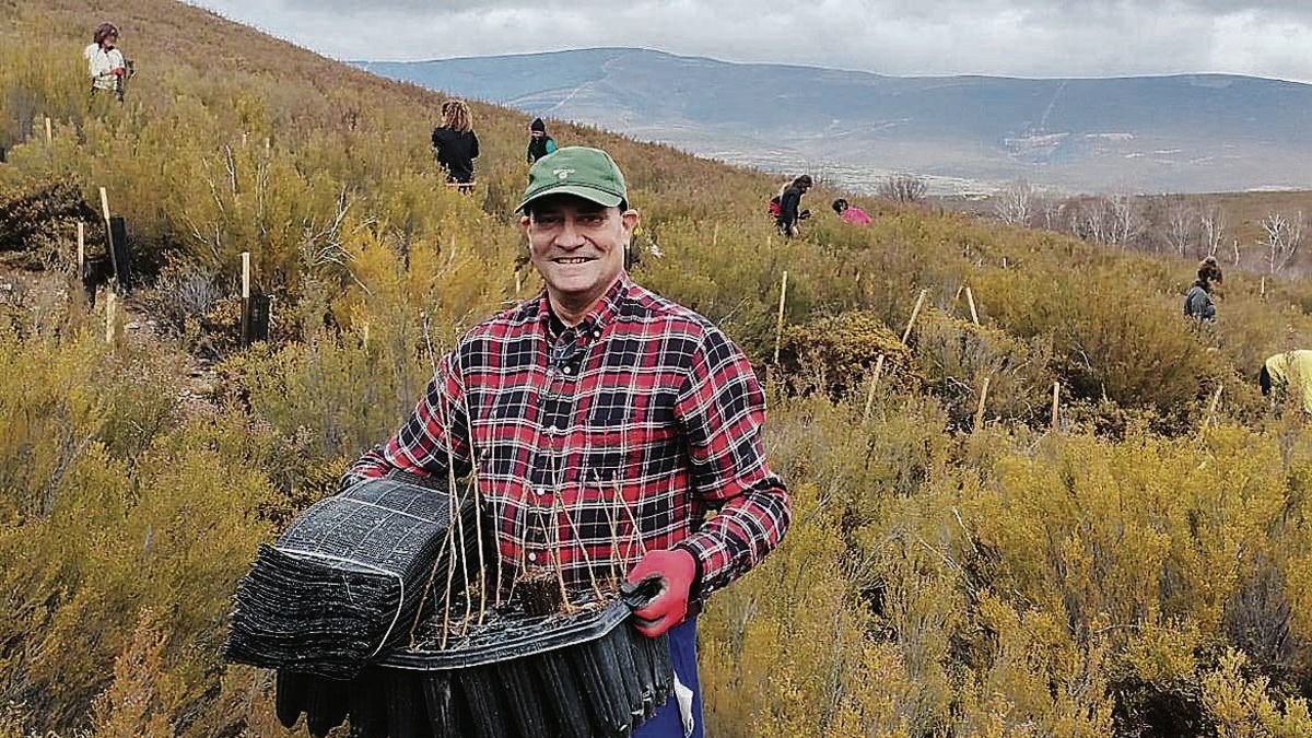 Uno de los participantes en las jornadas de reforestación organizadas en Valdavido.