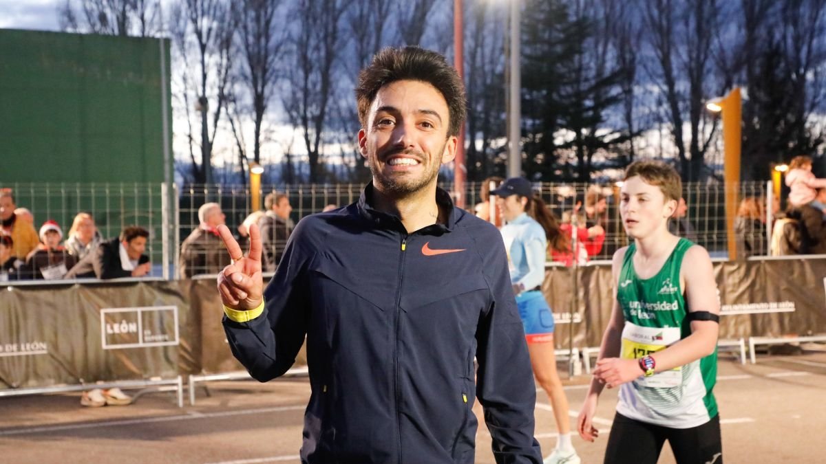 Fernando Carro celebra con el signo de victoria su éxito en León.