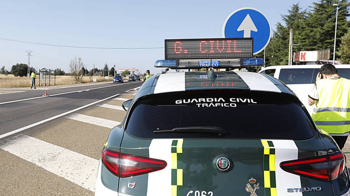 Imagen de archivo de una patrulla de la Guardia Civil de Tráfico