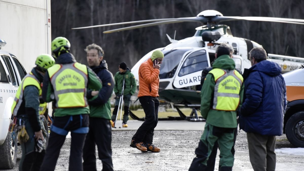 Los equipos de rescate ayer, en Panticosa.