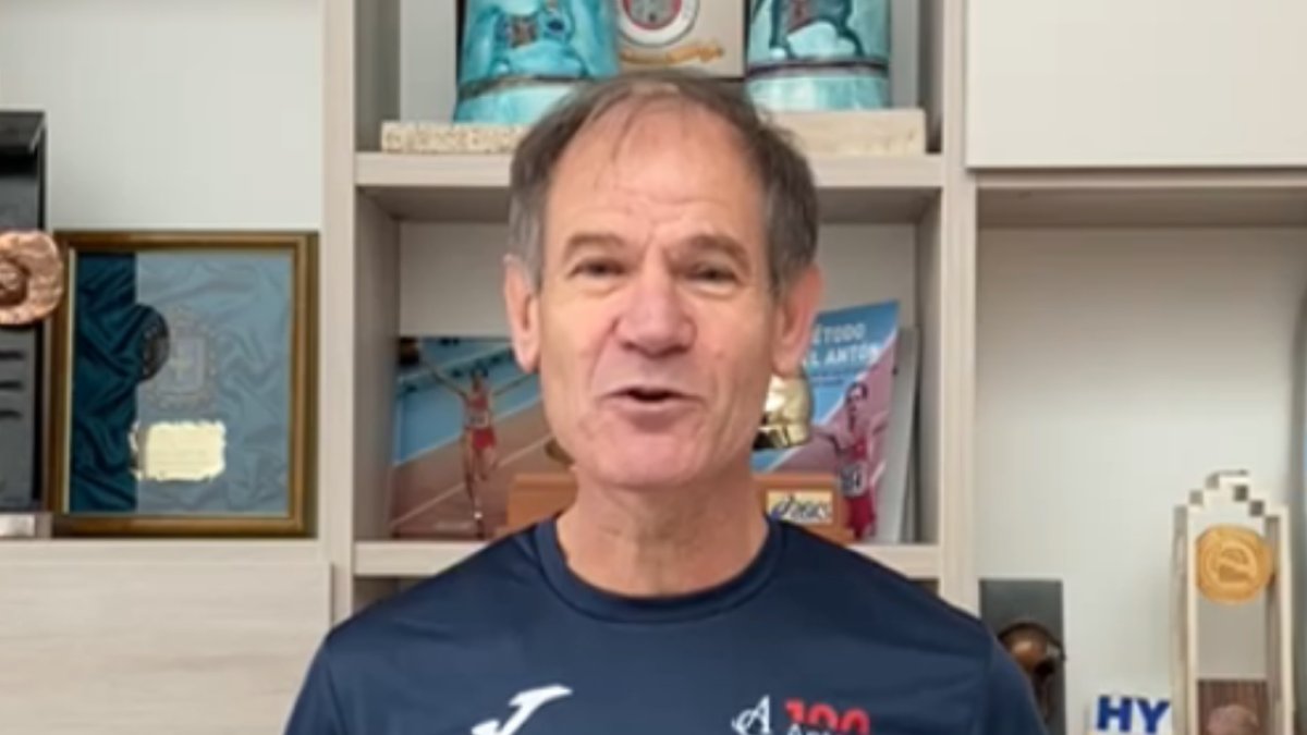 El atleta soriano Abel Antón con la camiseta de los 10K Ciudad de Astorga 2026.