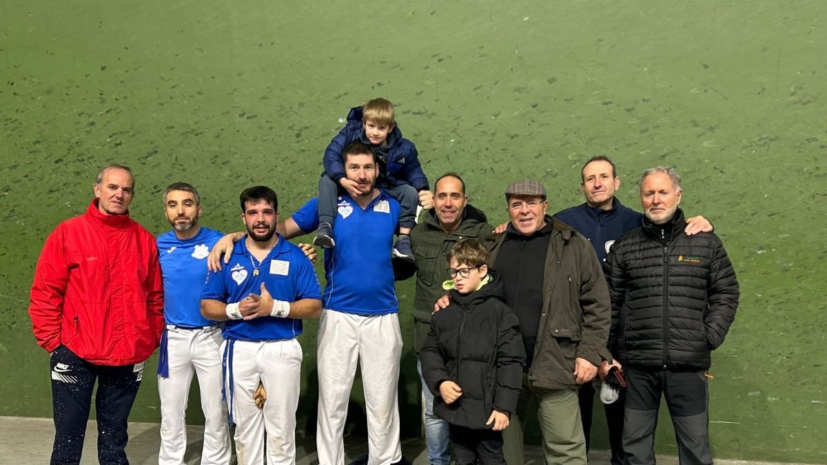 Foto del club El Pájaro-Reino de León con jugadores, directivos y familiares. 