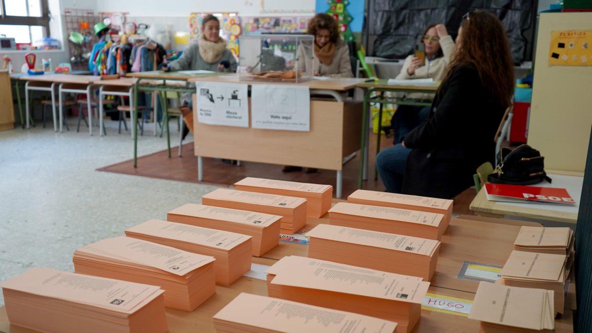 Imagen de archivo (21/12/2025) de varias personas en un colegio electoral ubicado en Plasencia (Extremadura). EFE/ Eduardo Palomo.