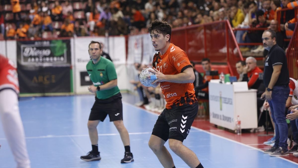 Isidoro Martínez, en un partido con el BM Torrelavega.