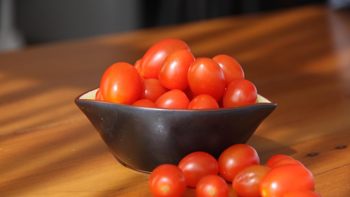 Los almerienses instauran la tradición de comerse 12 tomates en Nochevieja.