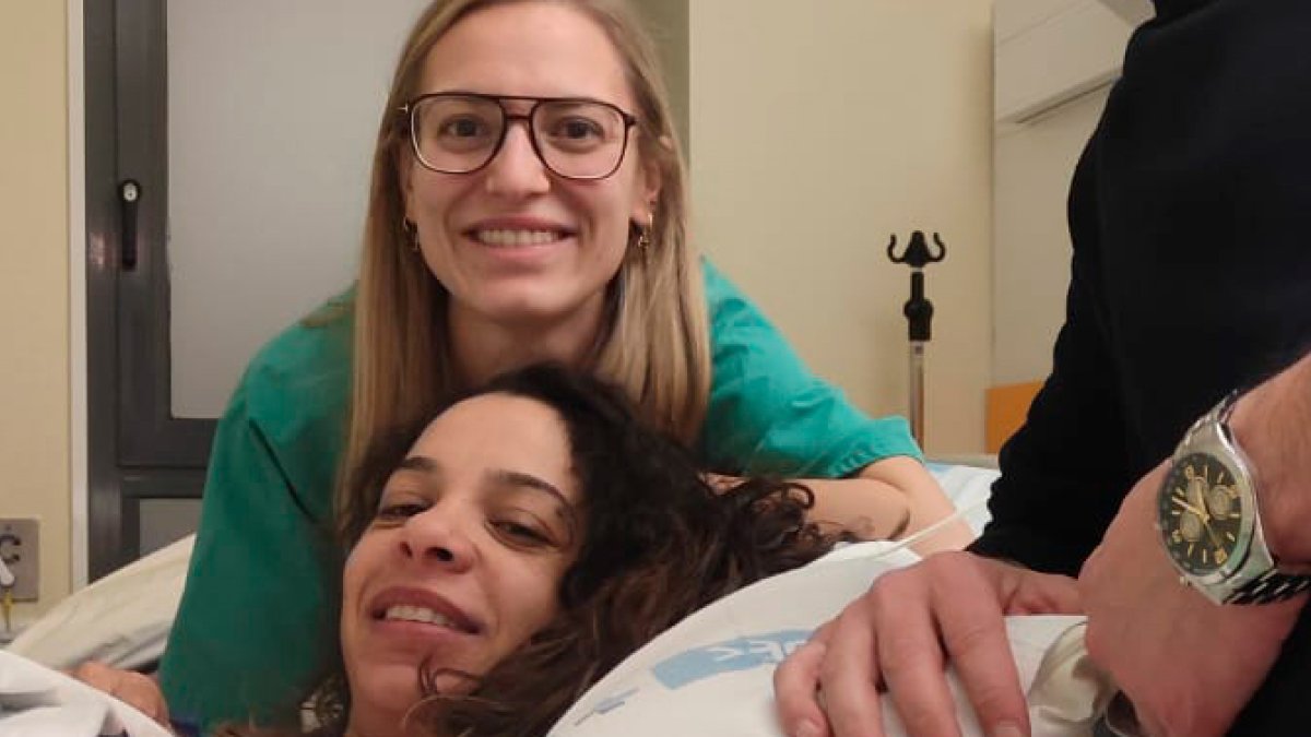 Jelyskel, la madre de Sienna, sostiene al bebé en sus brazos.