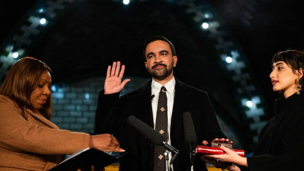 El nuevo alcalde de Nueva York, Zohran Mamdani (c) jura su cargo en el ayuntamiento de la ciuad este jueves.