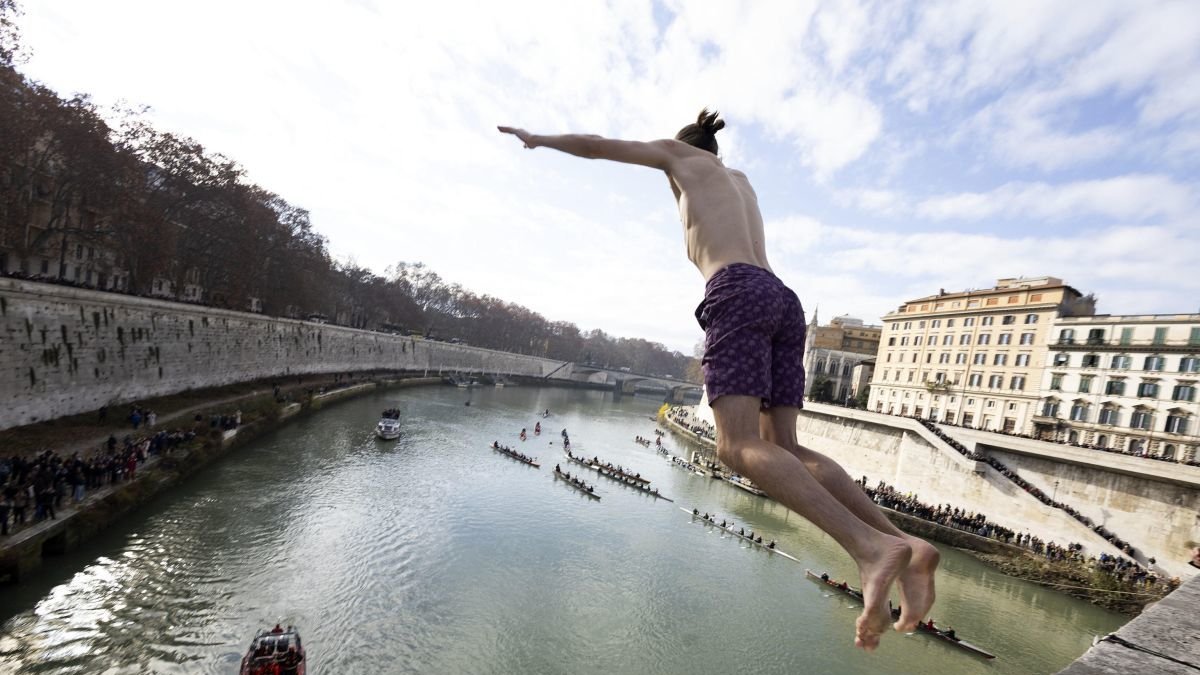 'Mr Ok', Marco Fois, salta al Tíber desde el céntrico puente Cavour, cerca del Castillo de Sant'Angelo.
