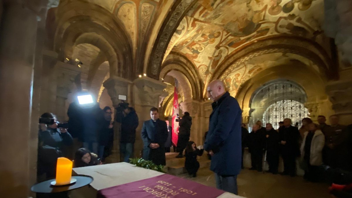 El alcalde de León, José Antonio Diez, al abad de San Isidoro, Luis García, los campaneros de Villavante y demás asistentes al homenaje a Doña Urraca organizado por la colegiata y el Museo de San Isidoro, junto al Ayuntamiento de León