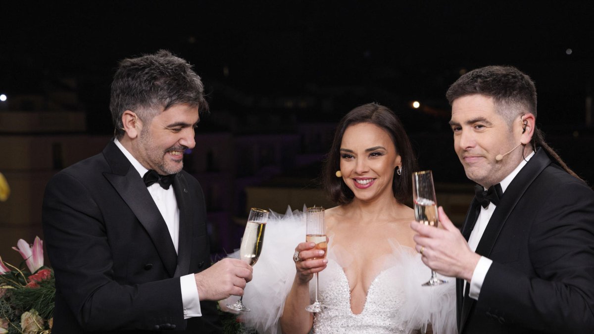 La cantante Chenoa y el dúo Estopa han presentado las campanadas en La 1.