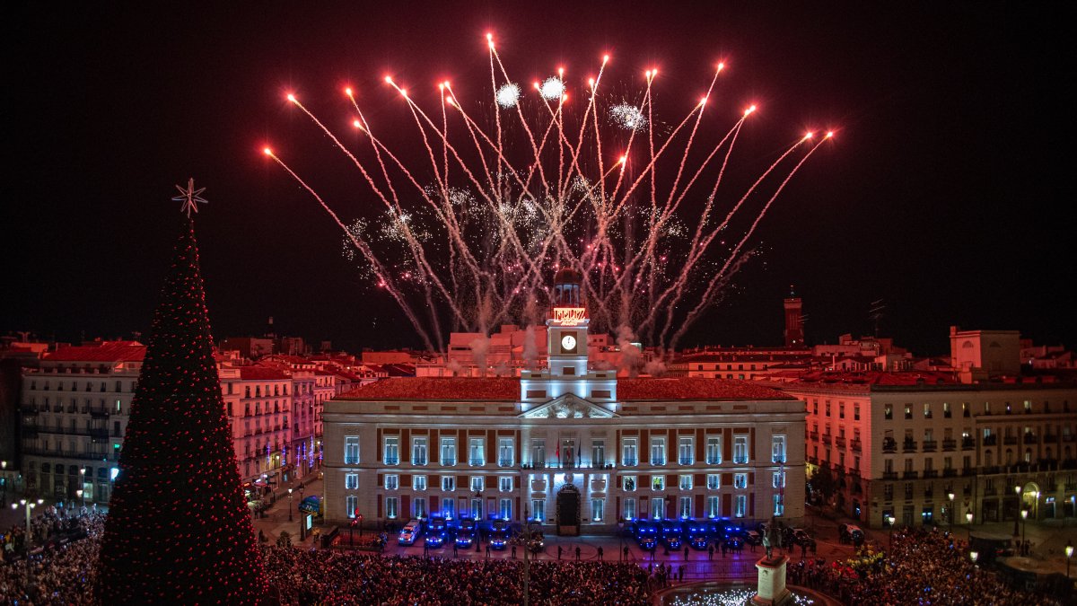 Fotografía que muestra fuegos artificiales durante la celebración de las Campanadas de Nochevieja este 2025.