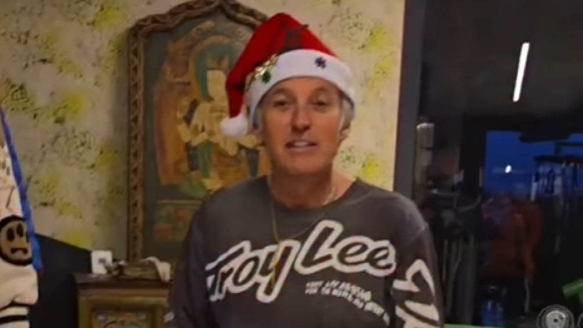 Jesús Calleja entrega un regalo de los Reyes Magos a su nieto.