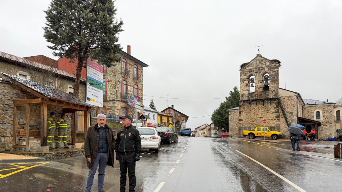 Visita de Eduardo Diego Pinedo junto a Manuel Rodríguez Díez en la travesía de Riello.