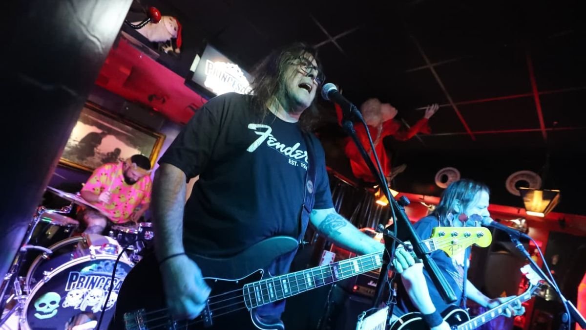 Concierto de presentación del EP en el pub Morticia de Ponferrada.