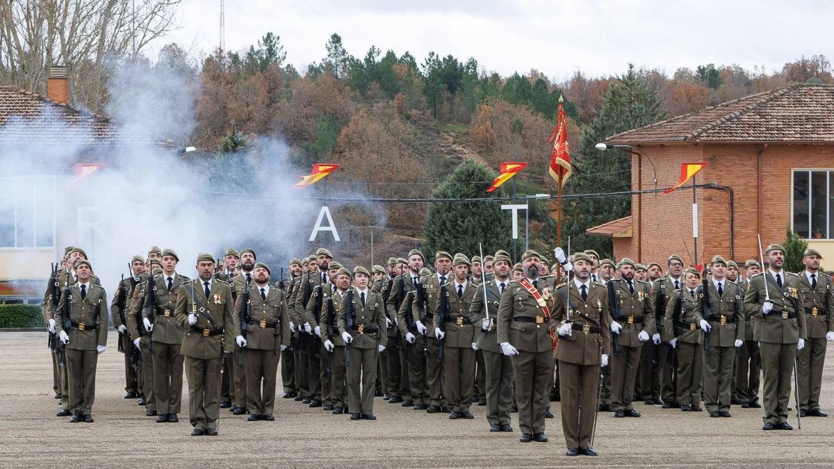 Una compañía del Ejército de Tierra en Conde de Gazola durante el último acto de Santa Bárbara. 