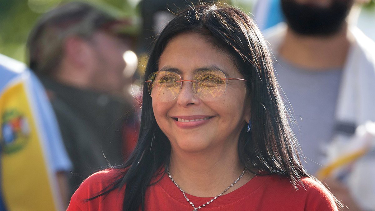 Fotografía de archivo que muestra a la vicepresidenta ejecutiva de Venezuela, Delcy Rodriguez, participando en una manifestación, en Caracas.