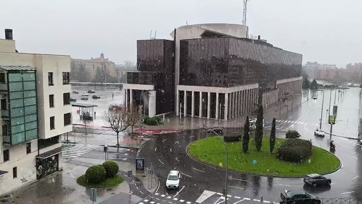 La nieve cae sobre la capital leonesa