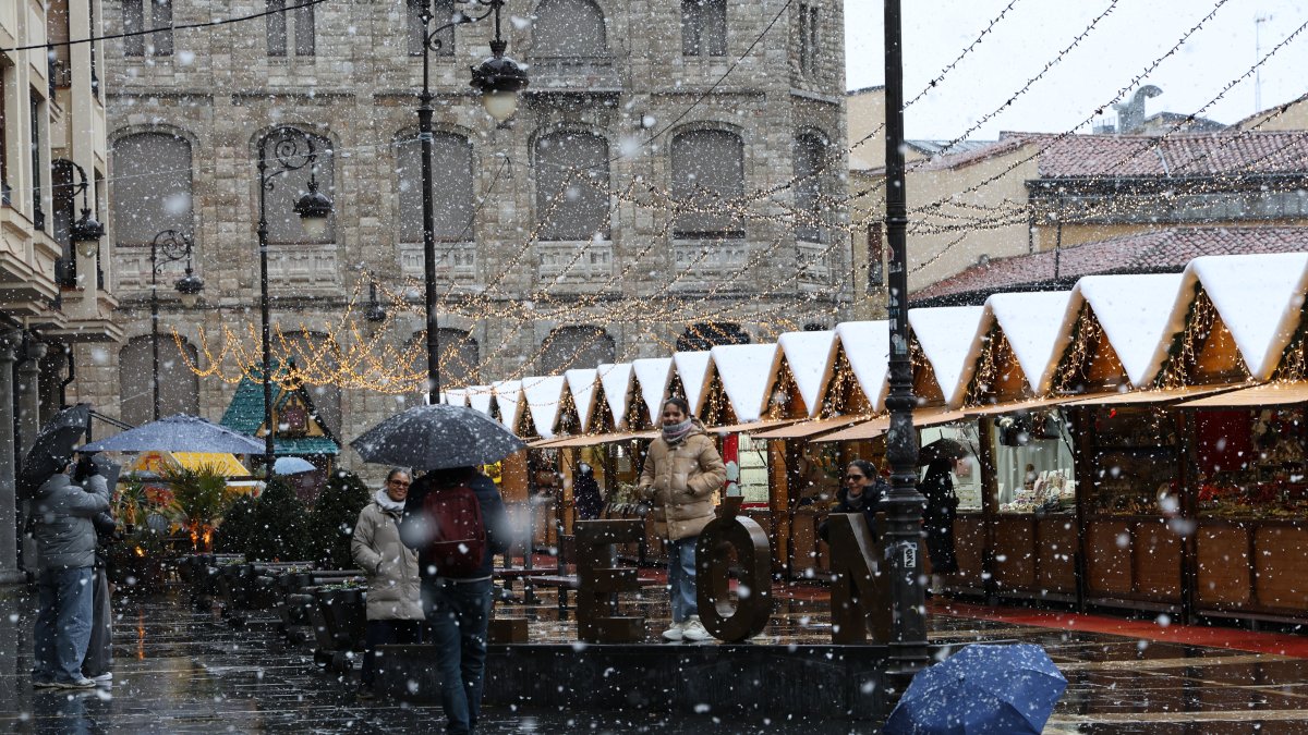 El mercado navideño en la plaza de Santa María de Regla