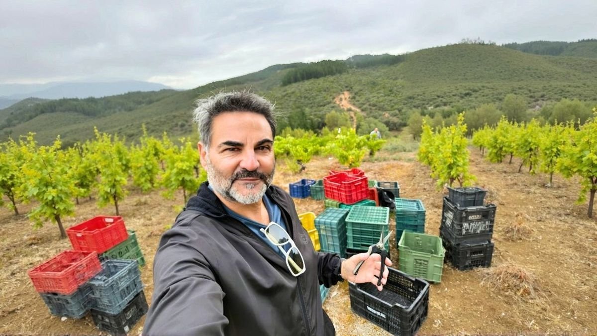 Manuel Ruiz 'Queco', en la parcela que tiene apadrinada en Cubillines (Cubillos del Sil).