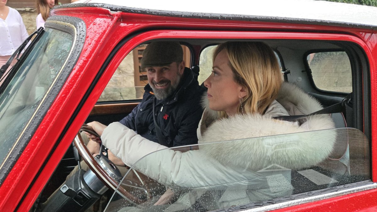 El presidente de Vox Santiago Abascal ha publicado en su cuenta de X una fotografía con la ministra italiana, Georgia Meloni, y el texto