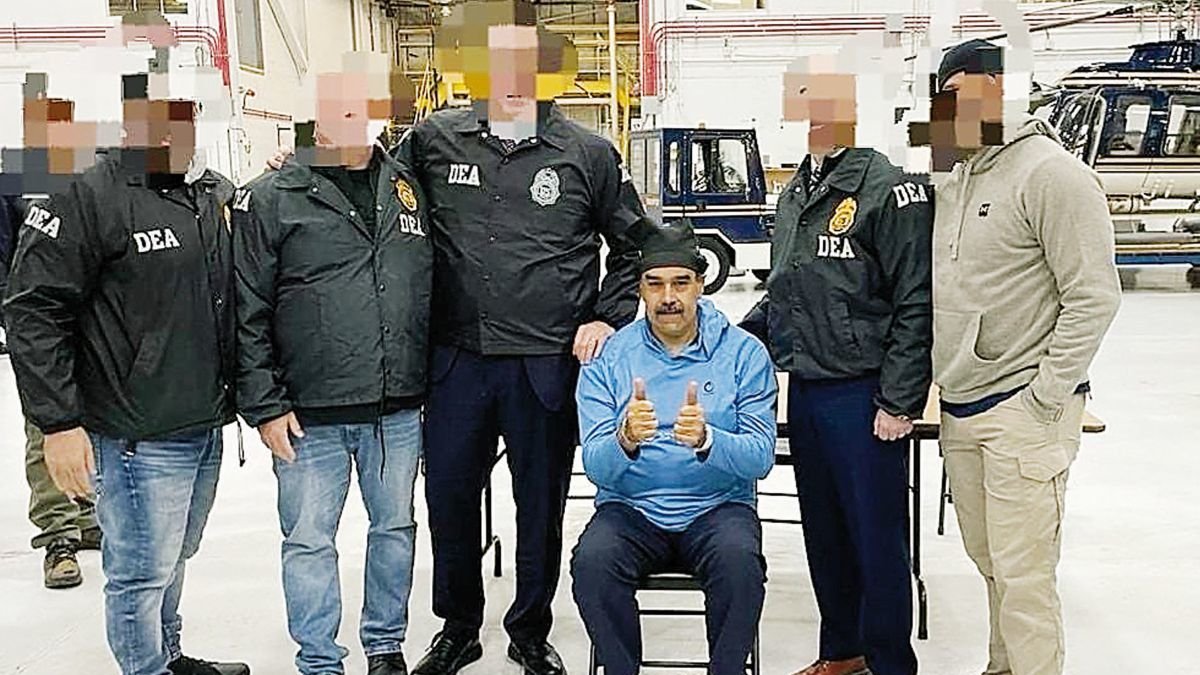 Fotografía que muestra al presidente de Venezuela, Nicolás Maduro escoltado por agentes de la DEA.