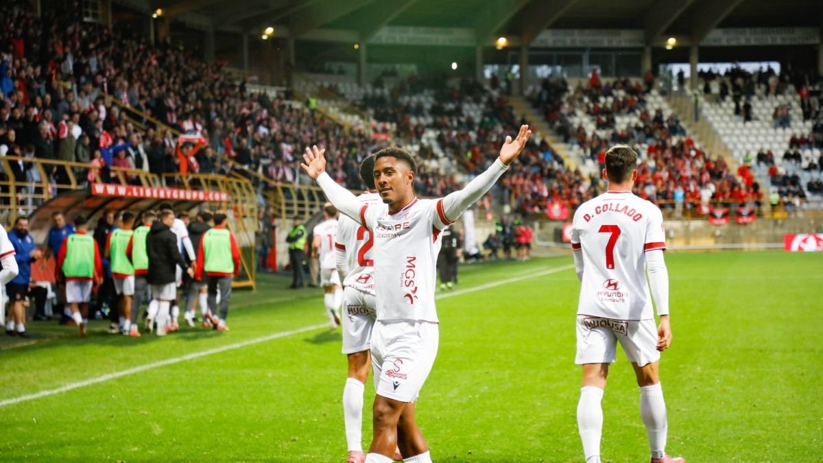 Lucas Ribeiro tiene a la afición del Reino de León entregada a sus condiciones futbolísticas, como sucedió ante la Real B.