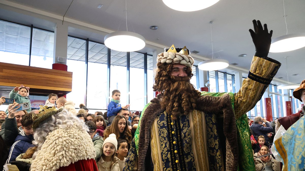 Los Reyes Magos han llegado a León subidos en un tren, dispuestos a elevar la emociones contenidas en el vestíbulo de la estación.