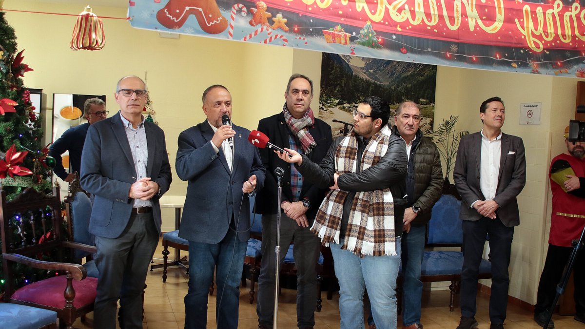 El presidente de la Diputación, Gerardo Álvarez Courel, encabeza la visita navideña a la residencia Santa Luisa, gestionada por la institución provincial.