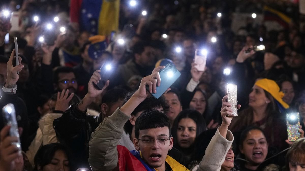 Ciudadanos venezolanos se manifiestan a favor de la democracia en Venezuela.