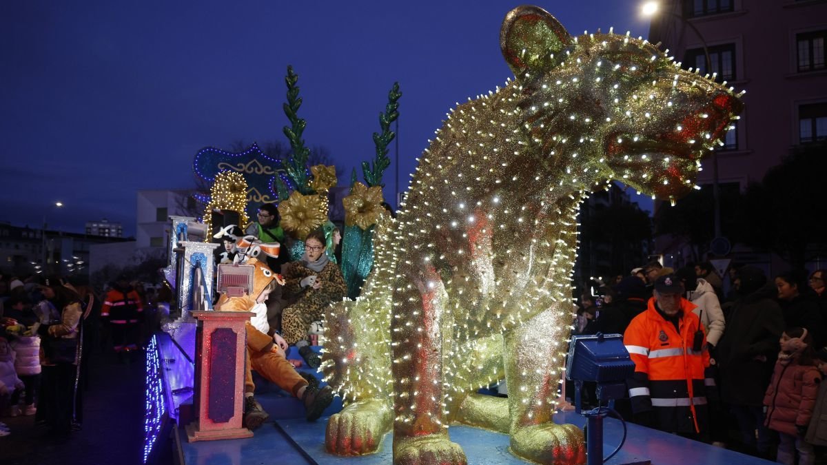 Un león iluminado brilló en la cabalgata ante decenas de familias.