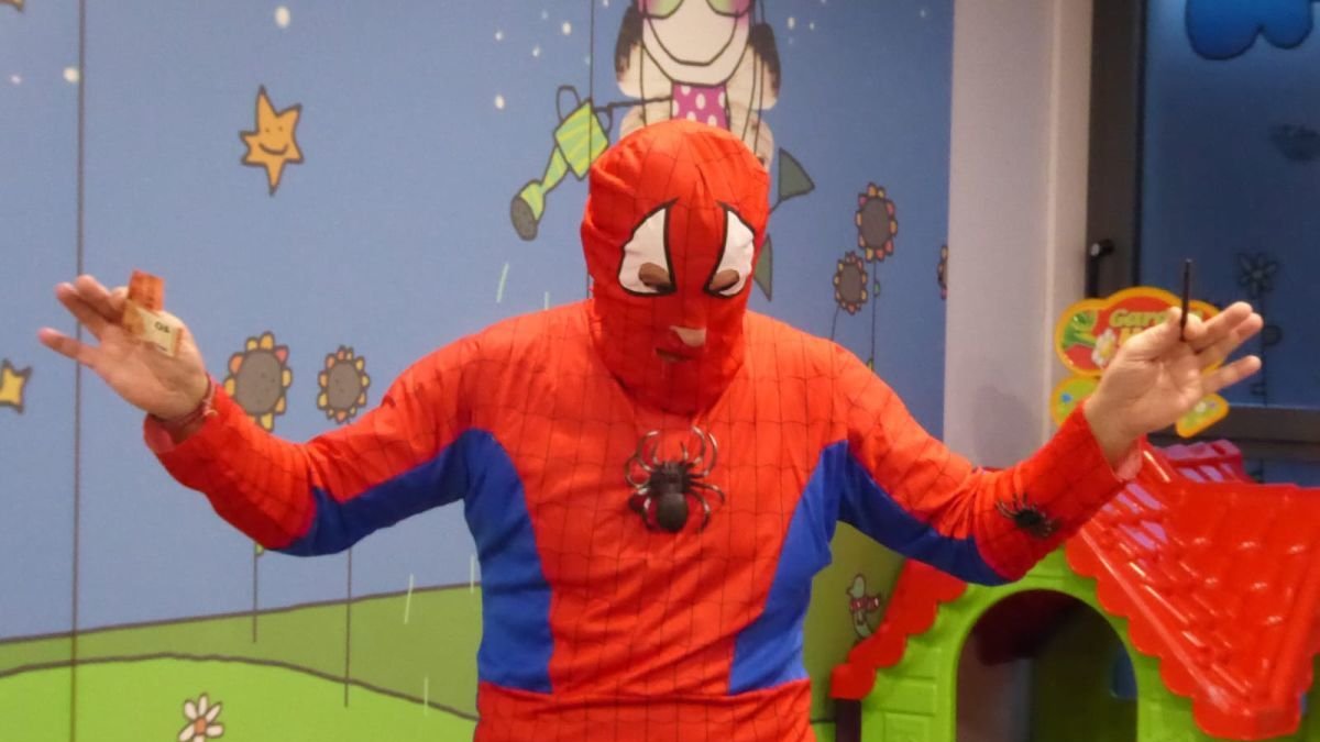 Paco Romo encarna a Spiderman en la planta de Pediatría del Hospital de León.