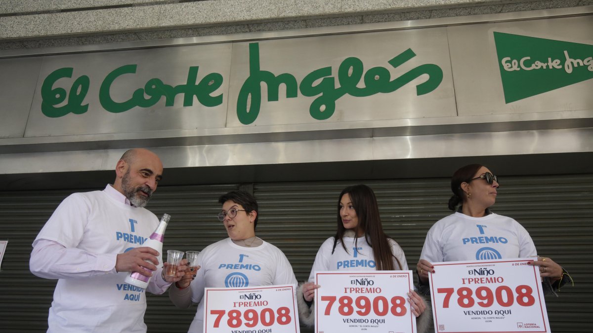 El primer premio de la Lotería del Niño cayo en 2025 en la administración de loterías de El Corte Inglés de León.