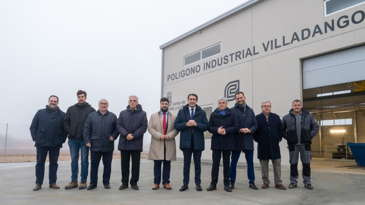 El consejero Suárez-Quiñones durante la visita.