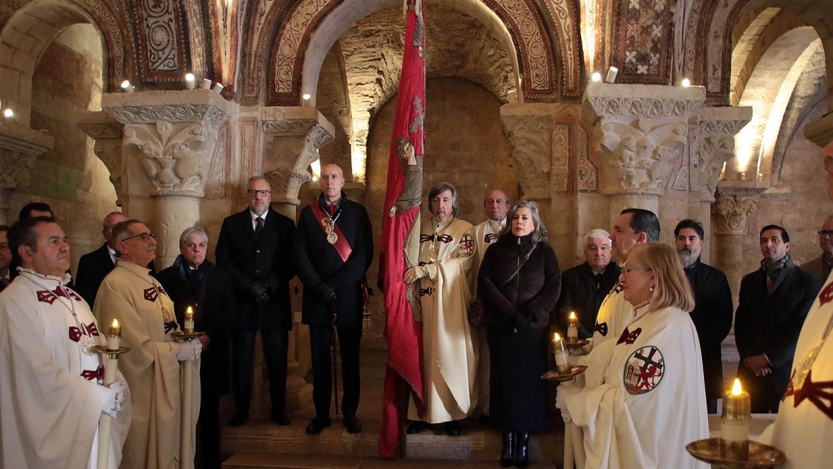 El presidente de las Cortes, Carlos Pollán y el alcalde José Antonio Díez acuden al responso por los Reyes de León en el Panteón Real
